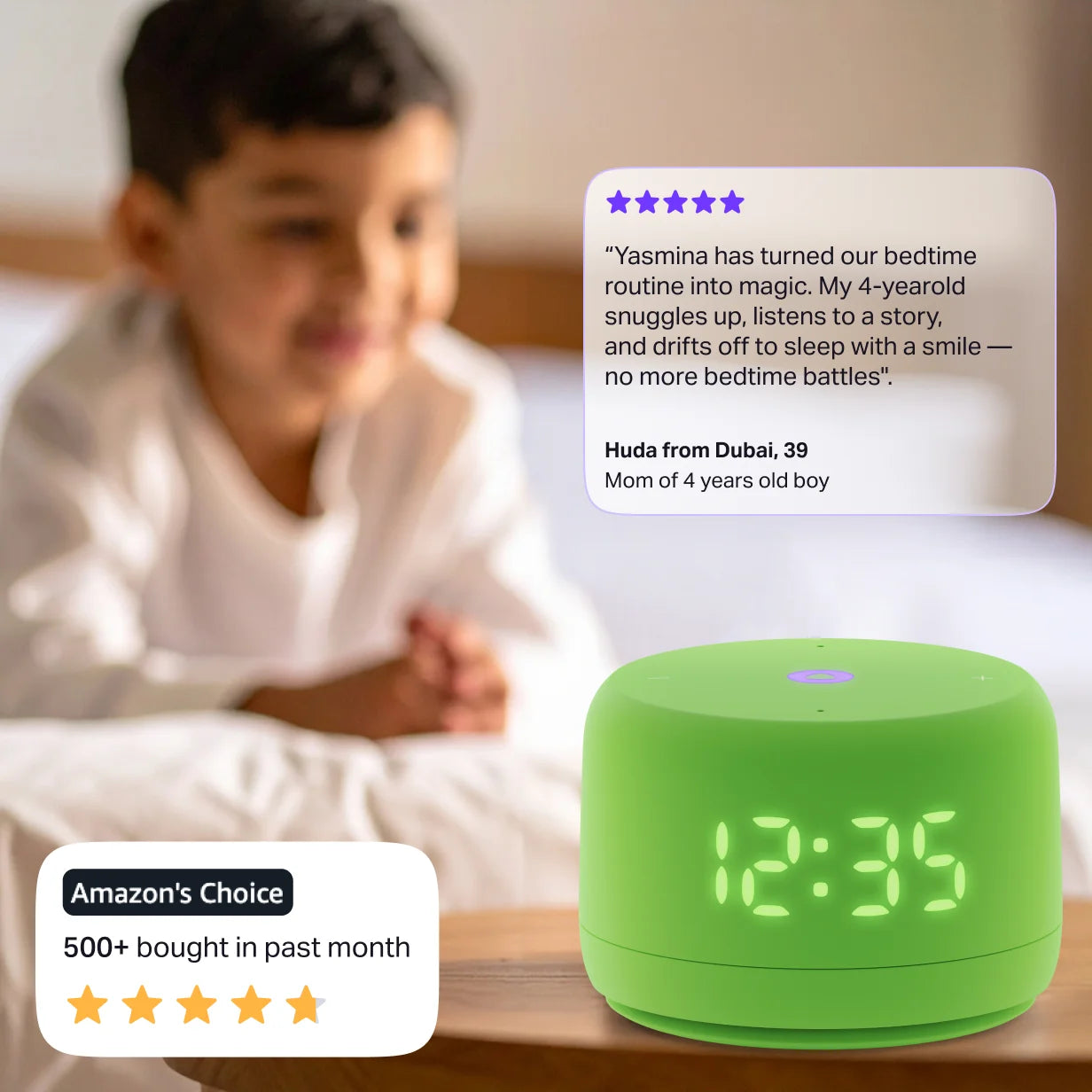 Мальчик сидит рядом с зелёной умной колонкой, рядом отзыв о родительском контроле